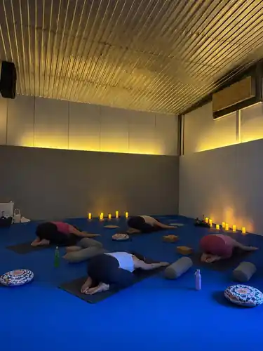 Entspannte Yogastunde beim Atlas Sport Club